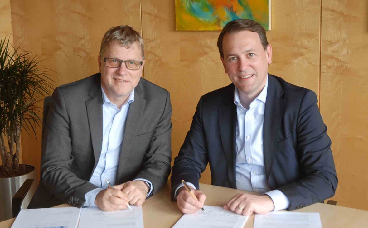 Von links: Andreas Nehring, Geschäftsführer TMZ Thüringer Mess- und Zählerwesen Service GmbH, und Dr. Ole Wittko, Kaufmännischer Geschäftsführer Überlandwerk Mittelbaden GmbH & Co. KG, unterzeichnen den Vertrag