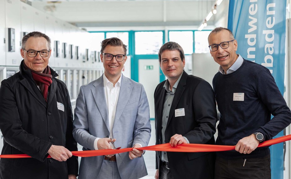 Erik Füssgen, Stadtwerke Oberkirch, Gregor Bühler, Oberbürgermeister der Stadt Oberkirch, Matthias Böhmann, Überlandwerk Mittelbaden, und Bernhard Palm, Vorstand E-Werk Mittelbaden, nehmen die moderne Schaltstation in Betrieb.