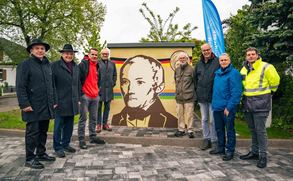 Georg Krämer, einer der wichtigsten Figuren der Badischen Revolution, eingerahmt von seinen Ideengebern: Künstler, Repräsentanten der Stadt Kehl und des Ortsteils Marlen sowie dem Überlandwerk Mittelbaden