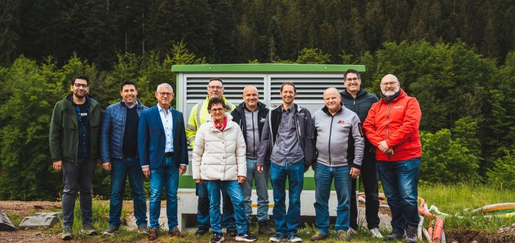 Groß ist die Freude in Oppenau zum Ausbau des Strom- und Breitbandnetzes bei (von links) Mesut Cakin, Breitbandgesellschaft Ortenau, Matthias Fischer, Ortsvorsteher Oppenau-Lierbach, Uwe Gaiser, Bürgermeister der Stadt Oppenau, Elfriede Watzl, Ortsvorsteherin Oppenau-Maisach, Michael Moritz, Überlandwerk Mittelbaden, Marco Zapf, Josef Schnell GmbH, Michael Pfeifer, Technisches Amt Stadt Oppenau, Udo Kimmig, Josef Schnell GmbH, Michael Straub, Baum Hoch-, Tief- und Straßenbau GmbH, und Stefan Schmutzler vom 